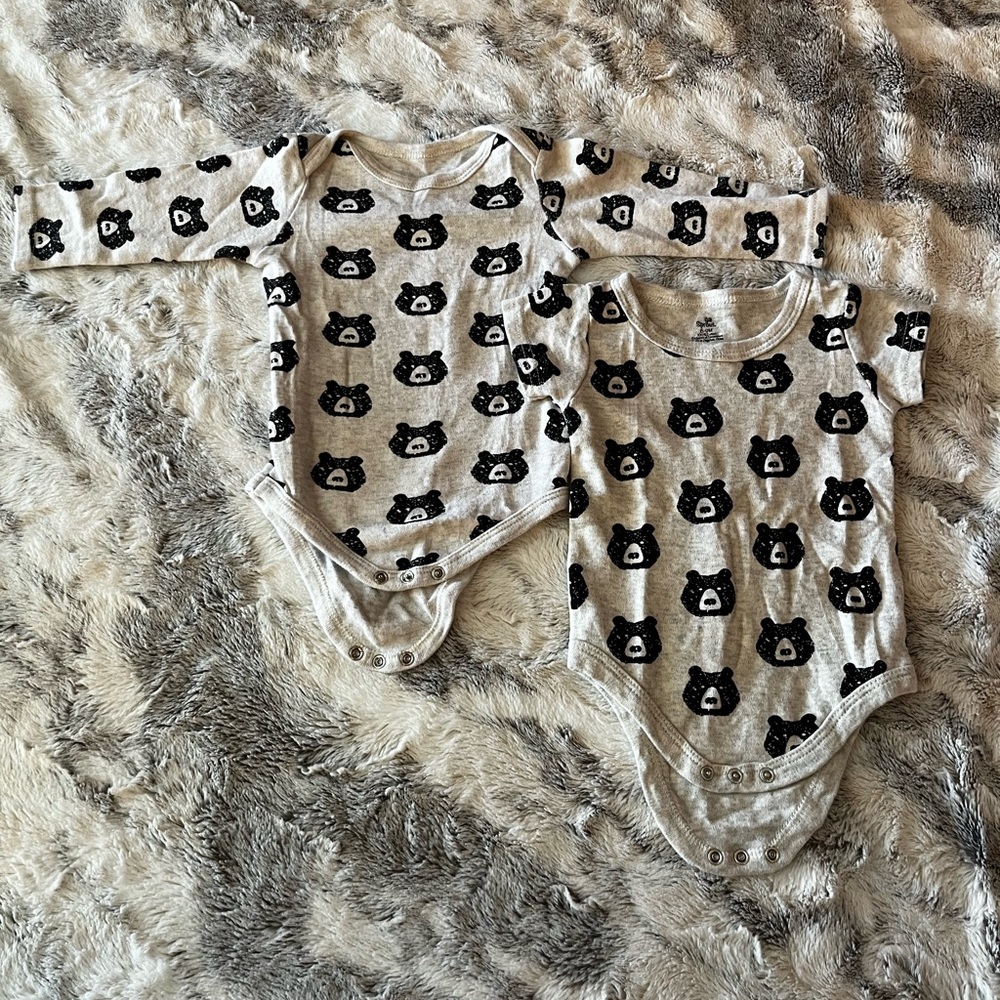 Yoga Sprout 4 pack Long & Shirt Sleeve Onesies (gender neutral) 6-9 months - Picture 2 of 3